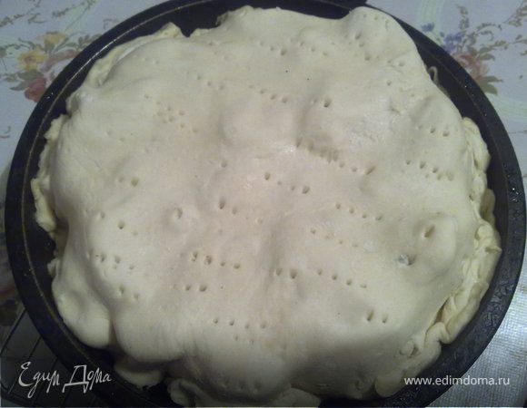 Берем хорошее слоеное тесто (1 пластину), слегка разминаем и обильно накалываем вилкой. Кладем тесто на форму с яблоками и хорошо запечатываем наш пирог. Тесто должно очень плотно прилегать к яблокам. И в разогретую до 180 градусов духовку минут на 40.