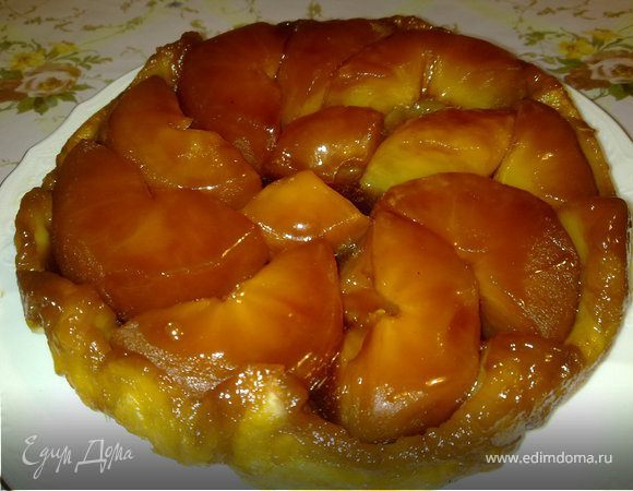 Слитую карамель с яблочным  соком снова ставим на средний огонь и даем загустеть.  Форму с пирогом накрываем тарелкой и резко, чтобы не развалился, переворачиваем Татэн. И "глазируем" горячей карамелью. 