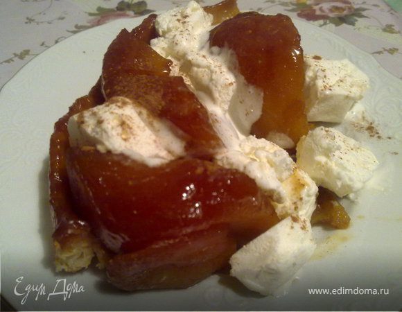 Подавать горячим немедленно с ванильным мороженым или жирными сливками.