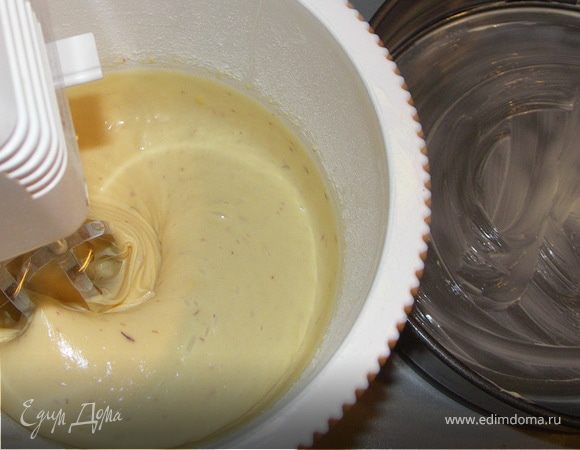 Взбить яйца,добавить сгущёнку,постепенно всыпать муку и разрыхлитель.Вылить тесто в смазанную форму.Испечь корж.