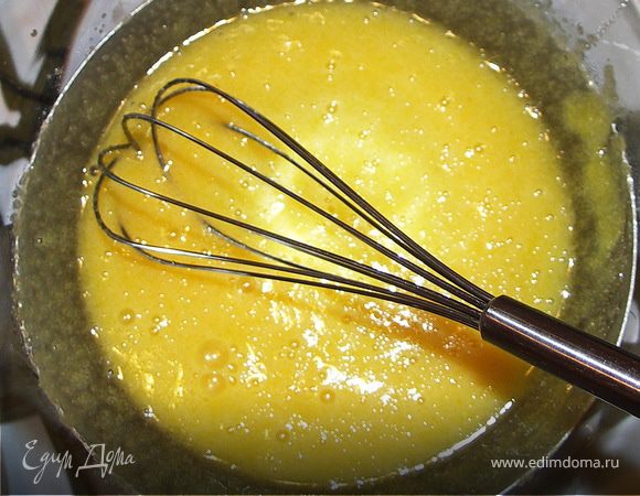 Желтки с сахаром(50г) взбивать венчиком на паровой бане в огнеупорной посуде.