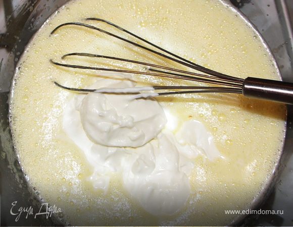 Слегка взбить сливки(оставшиеся 200г)И добавит к желткам.Постоянно взбивая венчиком. 