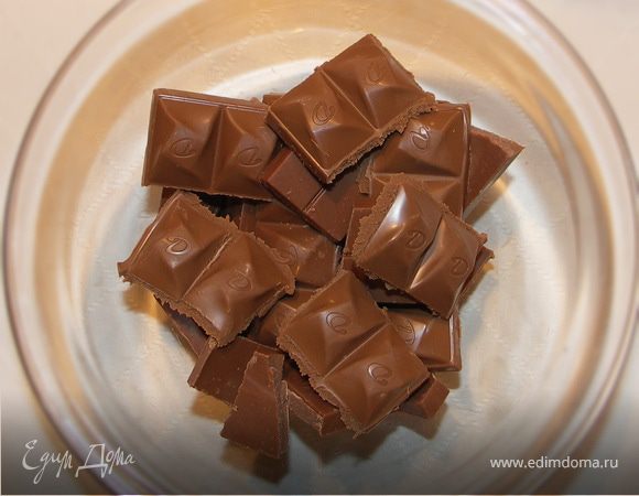 Шоколад поломать на кусочки и поставить в микроволновку на 1 мин.