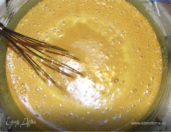 Не переставая взбивать добавить размягчённый шоколад,сливочное масло,сливки с ванильным стручком,куркуму.Взбивать до загустения.