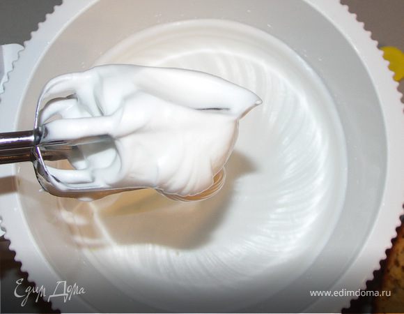 Взбить тщательно белки с 50г сахара.