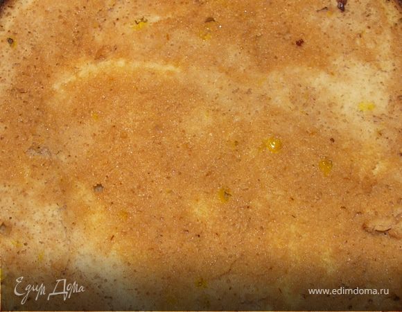 С коржа срезать верхнюю корочку.Пропитать ликёром с водой.Поместить в форму.Лучше стеклянную.