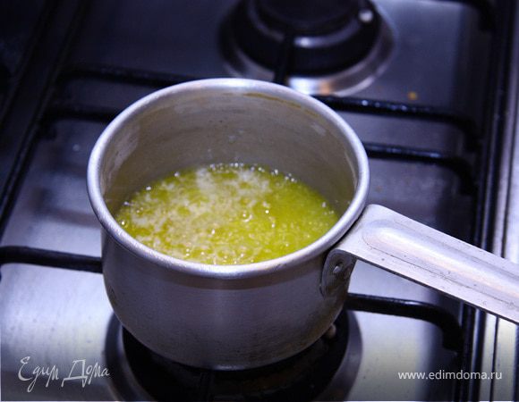 Растопить сливочное масло.