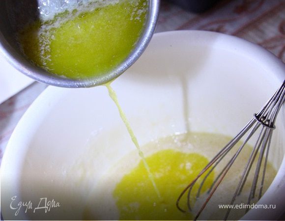 Три яйца смешать с сахарной пудрой и добавить растопленное сливочное масло.