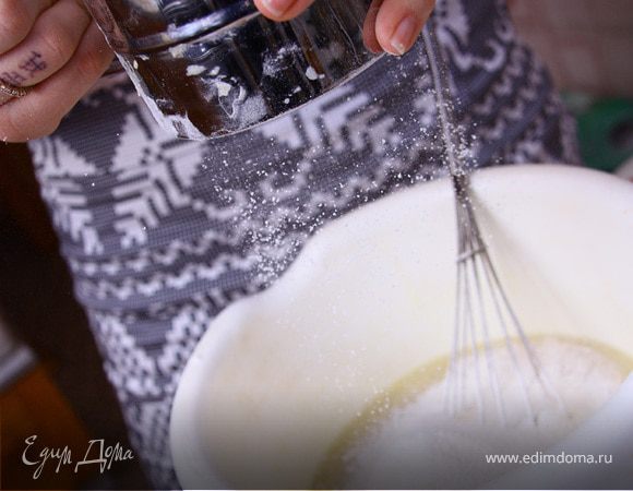 В эту смесь добавить муку.