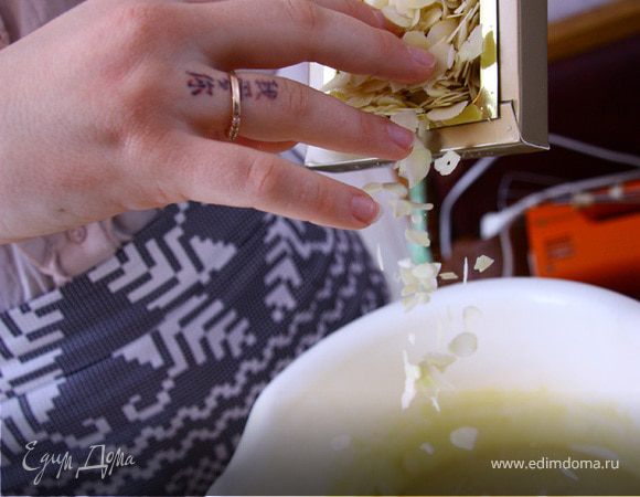 Разделить тесто на равные части. В одну часть добавить миндаль.