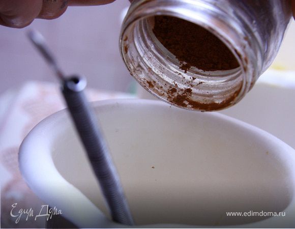 В другую часть добавить какао и одно яйцо.