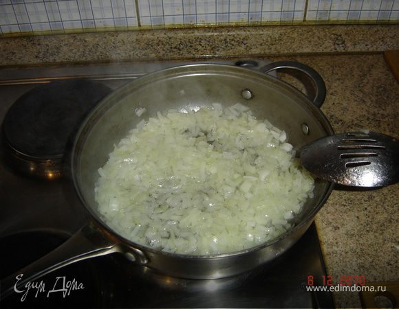 Лук мелко покрошить и обжарить на растительном масле до золотистого цвета.