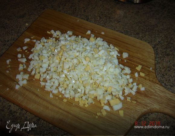 3 яйца отварить и мелко порубить.