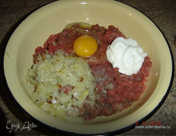 В фарш добавить половину обжаренного лука,1 яйцо, сметану, соль, перец. можно добавить хлеб, либо панировочные сухари.