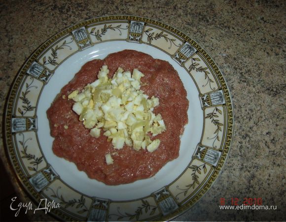 Из фарша сформировать лепешечки, в центр каждой из них положить яично-луковую начинку (если фарш суховат, можно положить кусочек сливочного масла).