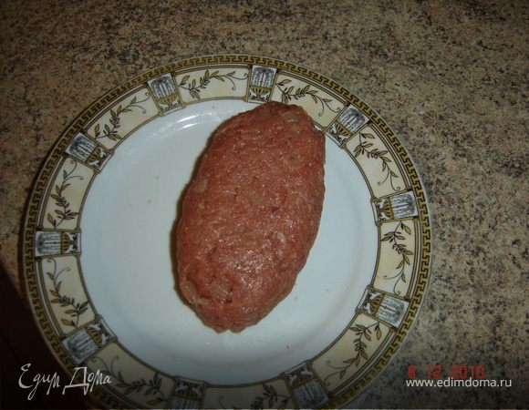 Завернуть начинку и сформировать котлеты.