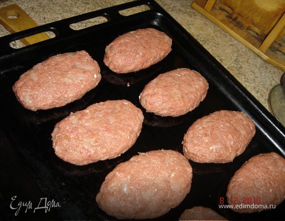 Выложить котлеты на смазанный маслом противень, поставить в духовку. 
Жарить при температуре 180 градусов в течение 40-45 минут. 
Также зразы можно жарить на сковороде, на растительном масле.