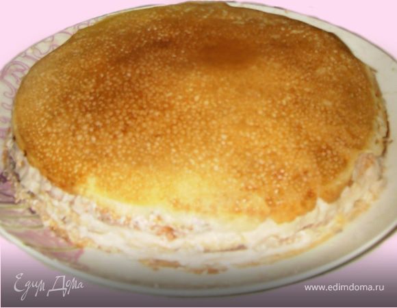 Для торта нужно 18-20 тонких блинов.
Когда блины остынут, по одному выкладывайте их на блюдо, смазывая получившимся кремом.

Поставить в холодильник на 20-30 мин.