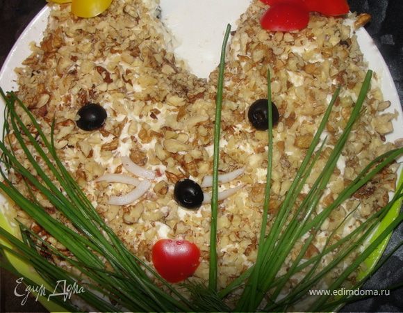 Грибы порезать пластинками, лук  полукольцами. Обжарить. Чернослив нарезать кубиками.Грудку отварить, затем нарезать небольшими кусочками и обжарить на масле вместе с приправами.Яйца отварить, нарезать кубиками.Сыр натереть на мелкой терке. Грецкие орехи-растолочь, но не в крошку.