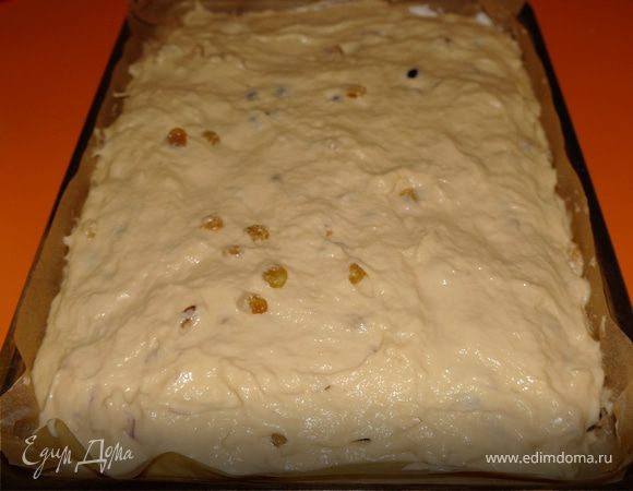 Выложить сверху вторую половину теста. Разровнять. Включить духовку и прогреть ее до 200 градусов. Пирог пока лежит на противне - отдыхает :)))