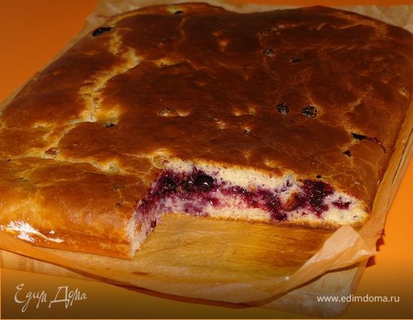 Как только духовка нагреется - отправляем наш пирог печься, а начнет зарумяниваться (минут через 15) - убавляем температуру до 180 градусов. Мой испекся за 40 минут. А вкусный - то какой получился!