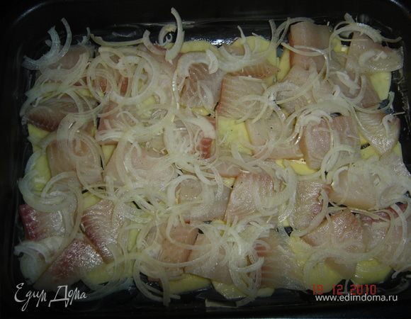 На картофель выложить рыбу, посолить и поперчить. На рыбу выложить лук, затем выложить оставшийся картофель, немного посолить.