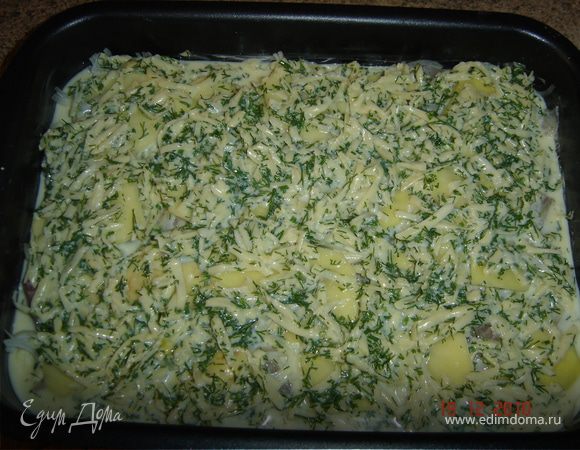 Залить соусом рыбу с картофелем. Выпекать в духовке при 180 градусах 35-40 минут.
