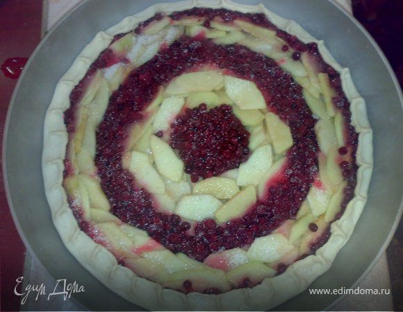 На тесто выкладываем яблоки и бруснику,см на фото.Края защипываем.Сверху посыпаем сахаром и корицей.