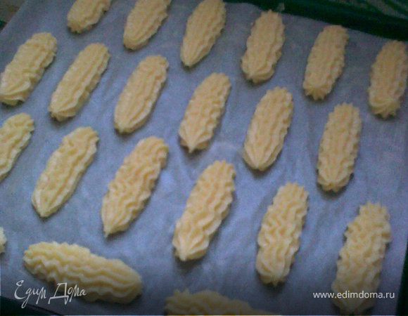 Остудить массу немного, вбить по одному яйца. Тщательно вмешивать каждое яйцо. Застелить противень бумагой для выпечки, слегка смазать маслом. Переложить тесто в кондитерский шприц и выкладывать полоски теста длиной примерно 7-8 см на небольшом расстоянии. (эклеры немного увеличатся при выпечке). Выпекать в течение 35 минут при 180 градусах. Духовку лучше до окончания не открывать.