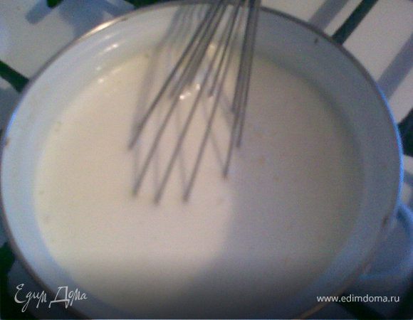 Пока выпекаются эклеры приготовим крем:
Взбить яйца с сахаром, добавить молоко и варить на слабом огне до консистенции средней густоты сметаны.