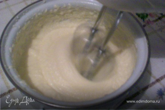 Крем остудить до температуры парного молока. Начать взбивать масло и постепенно вводить яичную смесь. Взбивать, пока крем не станет однородным и блестящим.