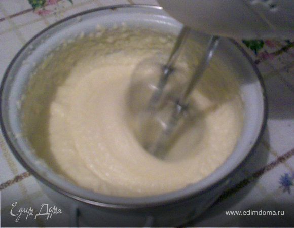 Крем остудить до температуры парного молока. Начать взбивать масло и постепенно вводить яичную смесь.
Взбивать, пока крем не станет однородным и блестящим.