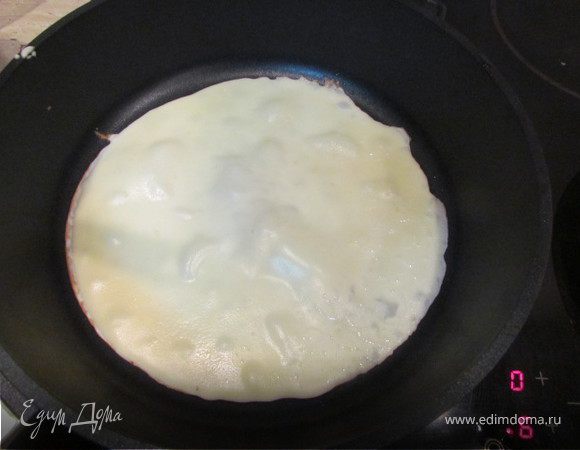 Смешиваем муку, крахмал, соль и сахар. Добавляем яйца, перемешиваем. Добавляем немного теплое молоко. Вливаем 2 ст.л. масла, перемешиваем и жарим.