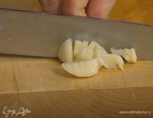 Чеснок почистить и порезать крупно.