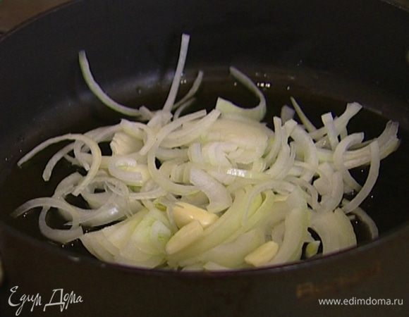Разогреть в сковороде оливковое масло и слегка обжарить лук и чеснок.
