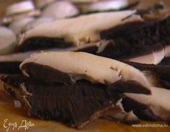 Все грибы почистить и нарезать пластинками.