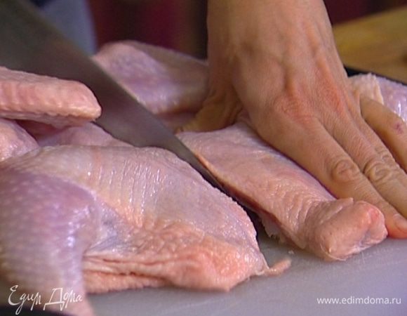 Тушку цыпленка разрезать на части, отделить мясо от костей и нарезать небольшими кусочками — по 3–4 см. 