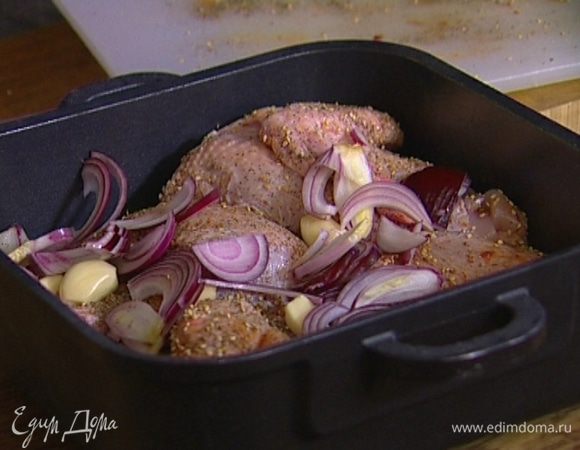 Крахмал развести в йогурте, добавить в сковороду, затем влить овощной бульон и кокосовое молоко.