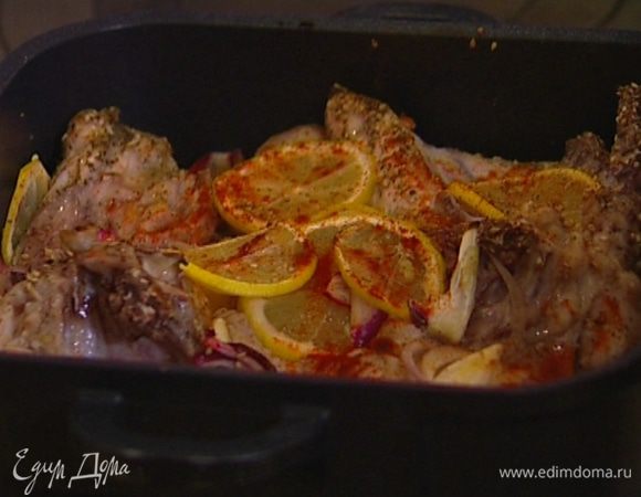 Отправить в сковороду кусочки цыпленка, накрыть крышкой и готовить на небольшом огне около 20 минут. 