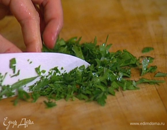 Кинзу мелко порубить и посыпать готовое блюдо. 