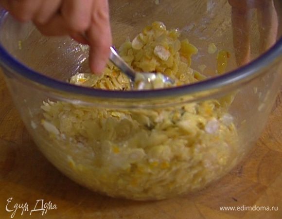 Миндальные хлопья соединить с сахарной пудрой, белками, апельсиновой цедрой и все перемешать. 