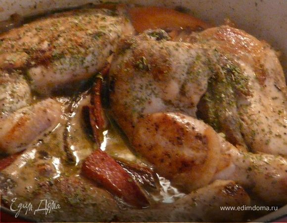 Сначала в тяжелой огнеупорной кастрюле поджарить колбаски пару минут, вынуть и положить куриное мясо (приправить), обжарить до золотистого цвета. Вынуть. Теперь добавить немного оливкового масла и обжарить лук и морковь. Через пару минут вернуть мясо и колбаски, долить 1,5-2 стакана воды или бульона и разогреть духовку до 180С.