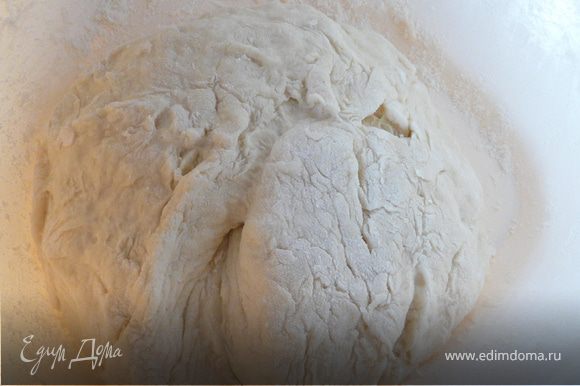 Накрыть крышкой/фольгой и поставить в духовку на 20 минут. Приготовить булочки: смешать муку, разрыхлитель, соль, травки и влить йогурт. Получится еластичное тесто. Скатать шарики размером чуть больше грецкого ореха.