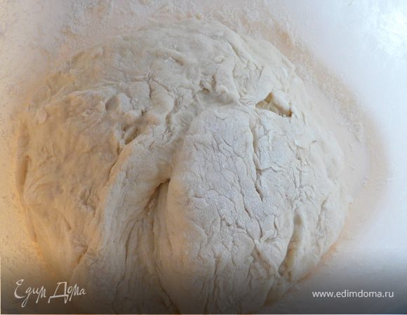 Накрыть крышкой/фольгой и поставить в духовку на 20 минут.
Приготовить булочки: смешать муку, разрыхлитель, соль, травки и влить йогурт. Получится еластичное тесто. Скатать шарики размером чуть больше грецкого ореха. 