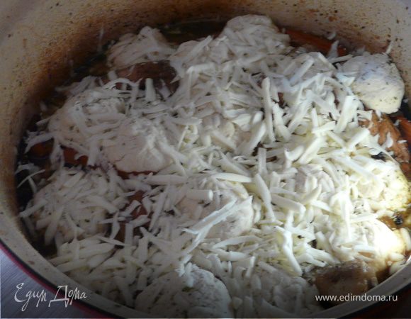 Вынуть кастрюлю из духовки, увеличить температуру до 230С, положить булочки сверху на курицу (не очень плотно), притрусить сыром и не накрывая отправить на 10 минут в духовку. После уменьшить температуру до 200С и подождать еще минут 15 (проверьте кол-во бульона, чтобы было не сухо).
Подавать.