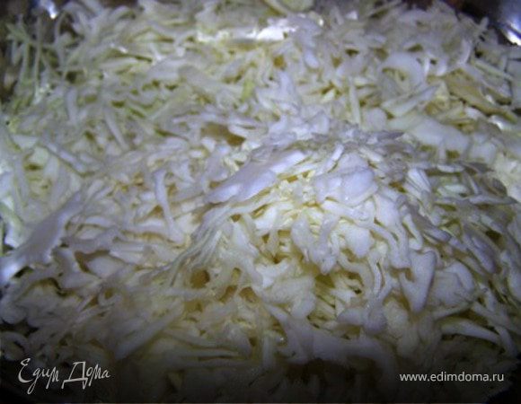 Мелко(тонкими полосками)  нарезать капусту. Подавить ее руками чтобы стала мягче.
Тем временем залить кипятком клюкву и оставить на несколько минут.Слить воду.