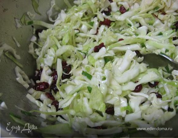 Смешать клюкву с капустой и с мелко нарезанным укропом.Посолить поперчить добавить сок лимона и оливковое масло.Перемешать.Дать салату настояться в холодильнике чтобы капуста пропиталась соком.