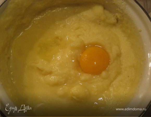 На гарнир картофельное пюре. Картофель отварить, посолить,  воду слить, добавить сливочное масло, потолочь, добавить кипяченое молоко, все взбить хорошо миксером, добавить яйцо, взбить.