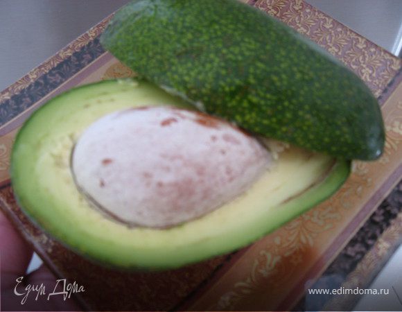 Вилкой подавить авокадо.Добавить остальные компоненты и заправить соком лайма и специями.