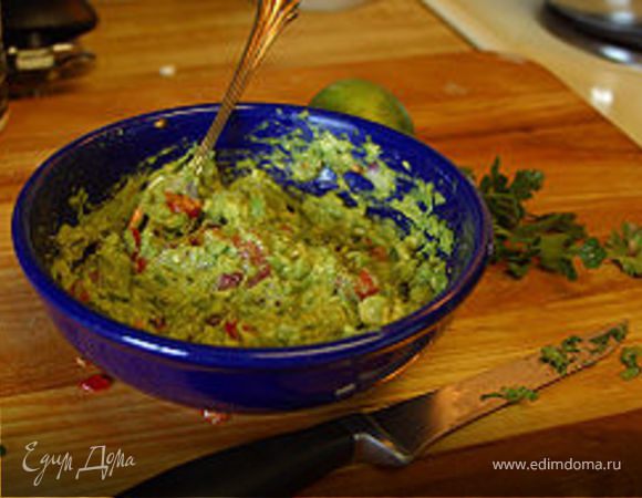 Выложить салат в тарелочку круглой формы ,вокруг выложить чипсы.